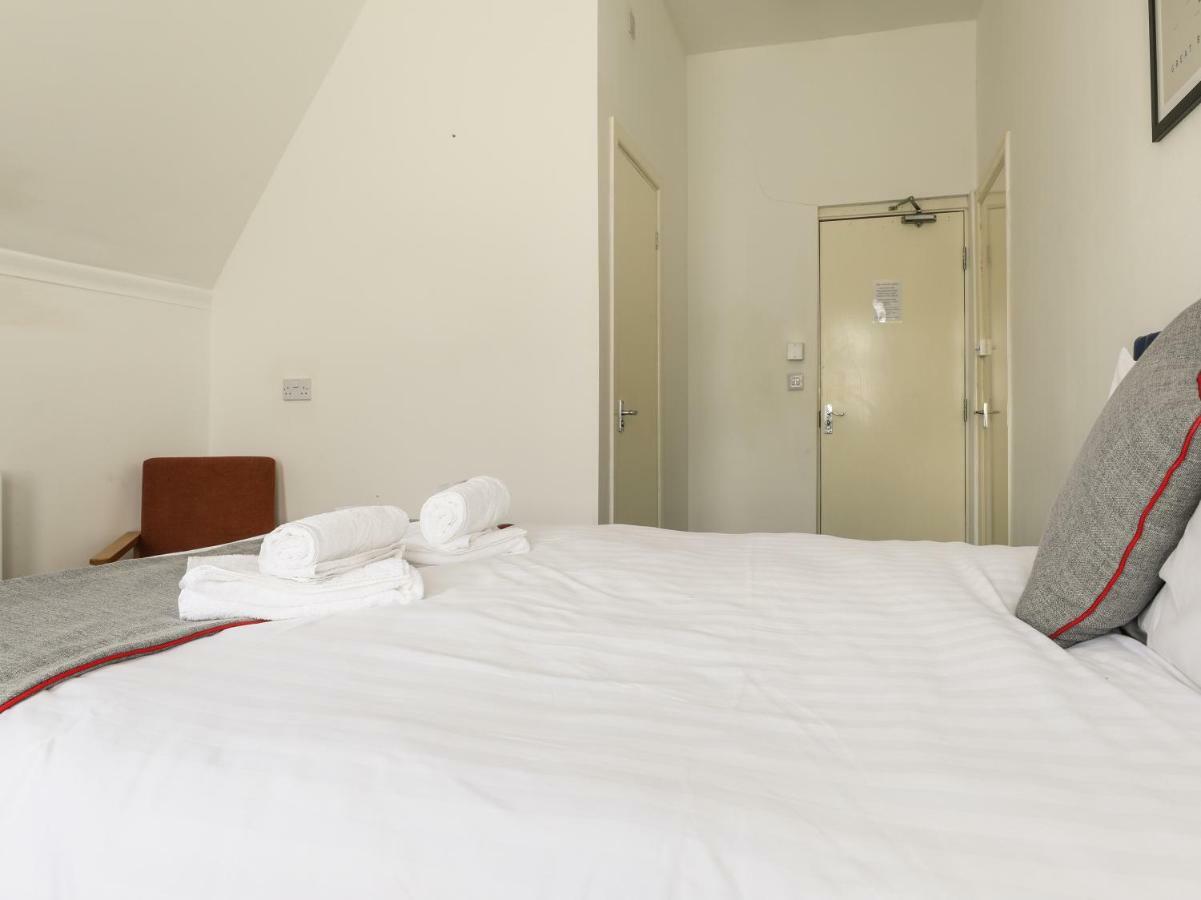Oyo Hala Guest House Manchester Bagian luar foto